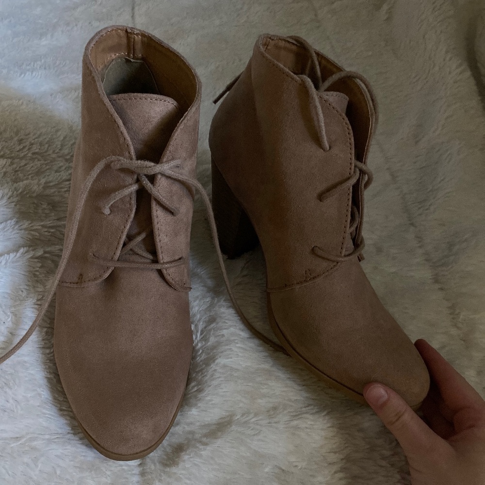 Size 8 Maurice’s booty heel